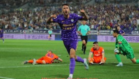 24VS体育直播-足球涂鸦墙体现了哪些球迷文化和创意表达？（足球涂鸦图片大全）